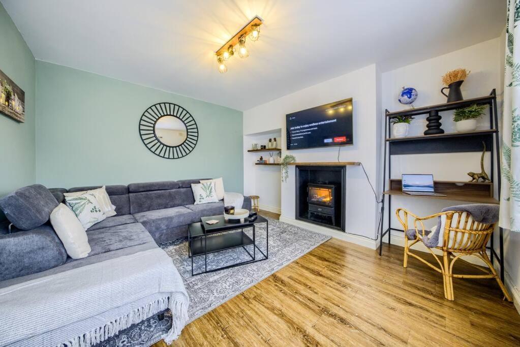 Low Rate For A 4-Bedroom House In Coventry With Free Unlimited Wi-Fi 2 Car Parking 53 Qmc Exterior photo