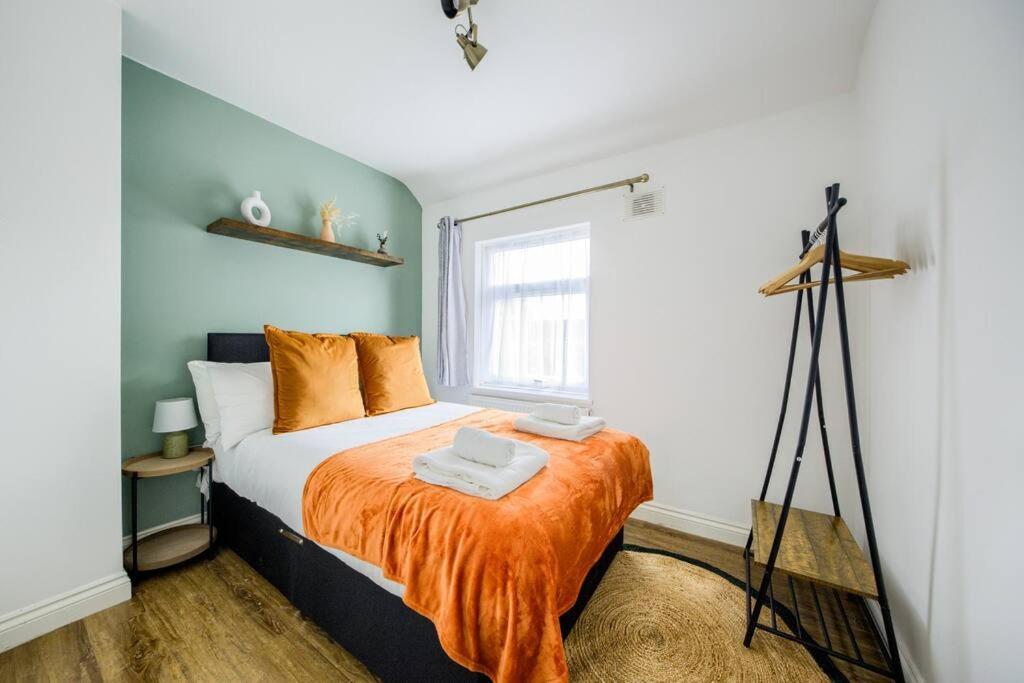 Low Rate For A 4-Bedroom House In Coventry With Free Unlimited Wi-Fi 2 Car Parking 53 Qmc Exterior photo
