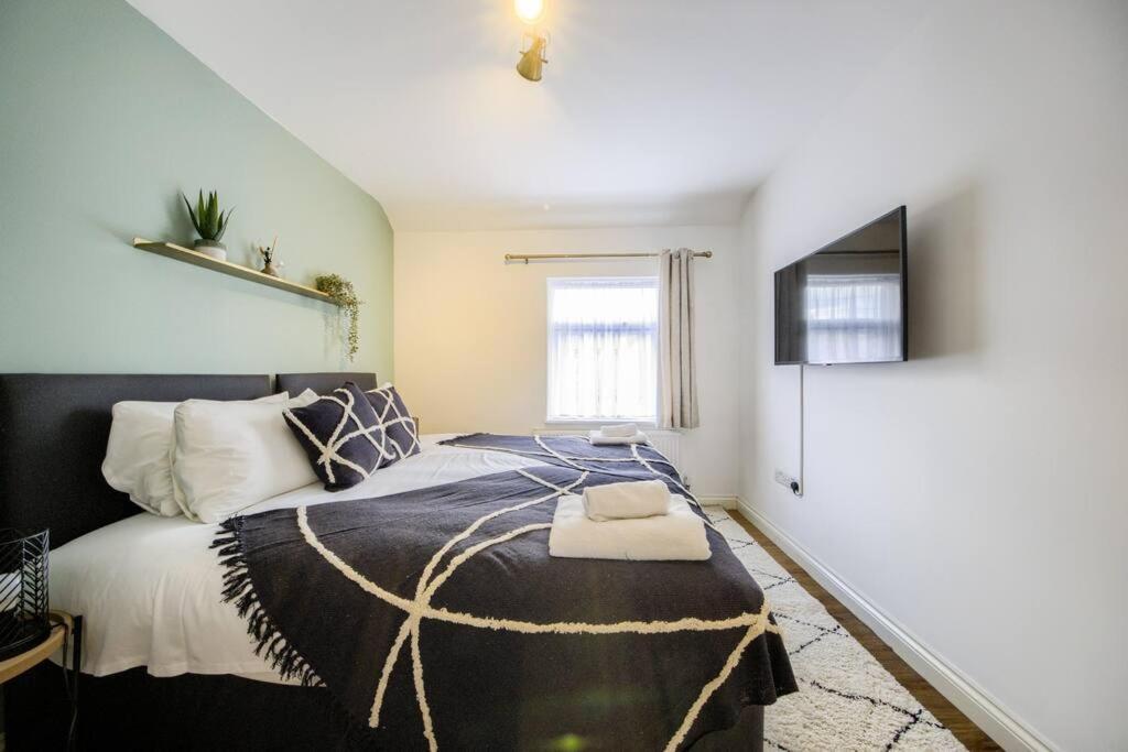 Low Rate For A 4-Bedroom House In Coventry With Free Unlimited Wi-Fi 2 Car Parking 53 Qmc Exterior photo